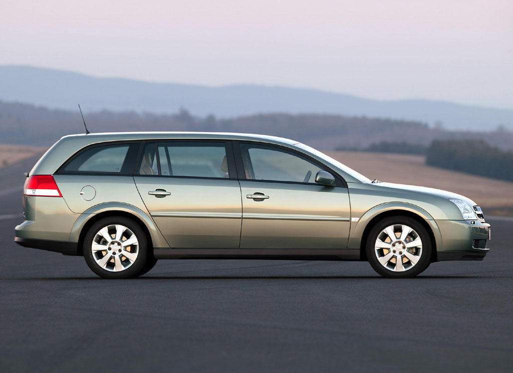 Opel Vectra Caravan 2003 004.jpg